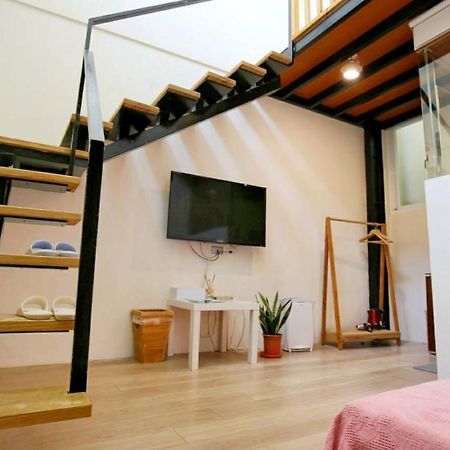 Windhouse B&B ไถหนาน ภายนอก รูปภาพ